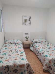 1 dormitorio con 2 camas y dinero en Apartamento en Puerto de Mazarrón, en Puerto de Mazarrón