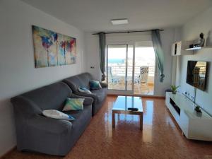 sala de estar con sofá y mesa en Apartamento en Puerto de Mazarrón, en Puerto de Mazarrón