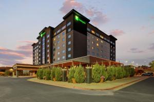 een hotelgebouw met planten op een parkeerplaats bij Holiday Inn Rapid City - Rushmore Plaza, an IHG Hotel in Rapid City