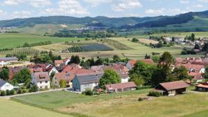 una vista aérea de un pequeño pueblo en las colinas en Pension Breitenauer See en Hößlinsülz