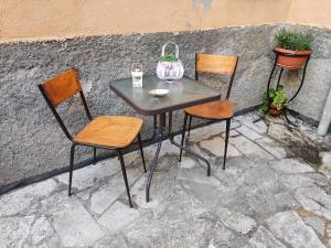 維泰博的住宿－Il Giardino delle Camelie，天井上摆放着一张桌子和两把椅子