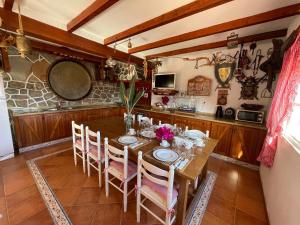 Villa Marver في الجزيرة الخضراء: غرفة طعام مع طاولة وكراسي خشبية