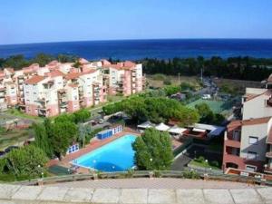 einen Luftblick auf einen Apartmentkomplex mit einem Pool in der Unterkunft CARMEN E FEDE in Giardini-Naxos