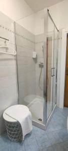 La salle de bains est pourvue d'une douche, de toilettes et d'un lavabo. dans l'établissement Bed & Bar Mini Apartment, à Pontebba