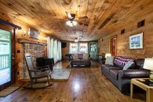 Χώρος καθιστικού στο Forest Home Hot Tub Fire Pit Pool Table