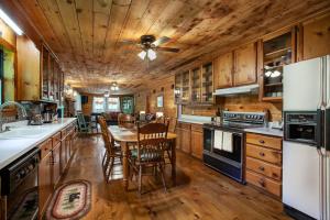 Η κουζίνα ή μικρή κουζίνα στο Forest Home Hot Tub Fire Pit Pool Table
