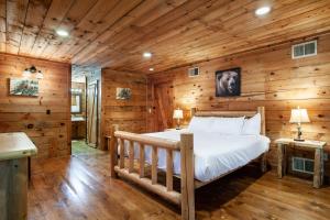 Ένα ή περισσότερα κρεβάτια σε δωμάτιο στο Forest Home Hot Tub Fire Pit Pool Table