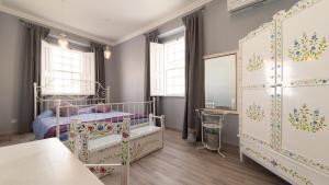 sypialnia dla dzieci z łóżkiem i lustrem w obiekcie Páteo dos Oliveira - Casa dos Senhores w mieście Évora