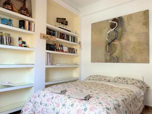 1 dormitorio con cama y estanterías con libros en Wide and traditional- 2Bd 1Bth- Gavidia, en Sevilla