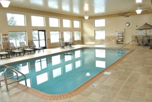 锡夫里弗福尔斯C'Mon Inn的建筑物内有一个大型蓝色游泳池。