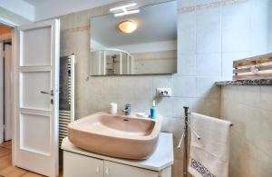 La salle de bains est pourvue d'un lavabo et d'un miroir. dans l'établissement DIMORA SAN LORENZO, à Maggio