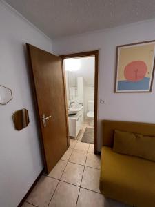 Habitación con una puerta que conduce a un baño en Apartamento Lausanne, en Lausana