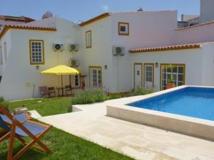 um quintal com uma piscina e uma casa em Páteo dos Oliveira - Casa da Cocheira em Évora