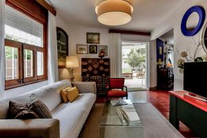un soggiorno con divano e TV di Casa en Sitges a Sitges