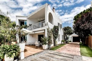 an exterior view of a white house with plants at Casa en Sitges in Sitges