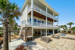 Μπαλκόνι ή βεράντα στο NEW Gulf Front with Game Room Family Friendly!