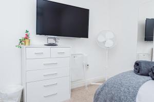 Μια τηλεόραση ή/και κέντρο ψυχαγωγίας στο Bayview Apartments +20 φωτογραφίες