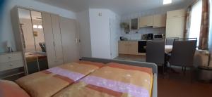 Kuchyň nebo kuchyňský kout v ubytování Ferienwohnung im Prossner Gründel