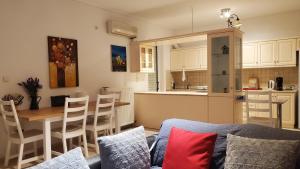 uma sala de estar e cozinha com um sofá e uma mesa em 山脚下，舒适温馨海景公寓 em Atenas
