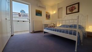 Uma cama ou camas num quarto em 山脚下，舒适温馨海景公寓