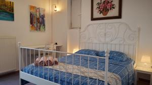 um quarto com uma cama com dois sapatos em cima em 山脚下，舒适温馨海景公寓 em Atenas