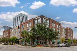 コロンビアにあるCambria Hotel Columbia Downtown the Vistaの街路にある大きなレンガ造りの建物