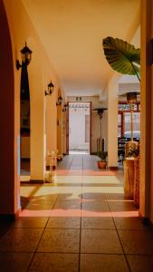 pasillo con suelo de baldosa en un edificio en Hotel Cielo y Selva, San Cristobal de las Casas en San Cristóbal de Las Casas