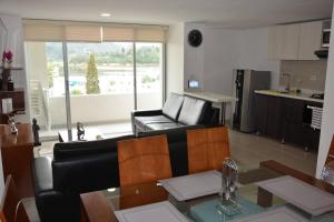una sala de estar con un sofá y una mesa en Hermoso apartamento en Paipa con vista al lago Sochagota., en Paipa