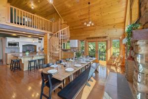 ein Esszimmer und eine Küche mit einem langen Tisch und Stühlen in der Unterkunft 11bd Getaway at Walker Lake Wildlife Outdoors in Middleburg