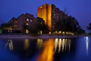 un edificio con una señal a orillas de un río en Crowne Plaza Columbus North - Worthington, an IHG Hotel, en Columbus