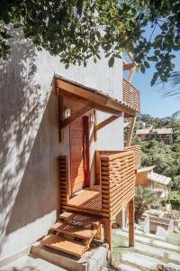 una casa con scale in legno sul lato di Casa de Praia no Rosa - Vista Espetacular a Praia do Rosa