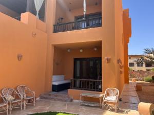 uma vista para uma casa com cadeiras e uma varanda em South marina apartment MS10 Wi-Fi available em Hurghada