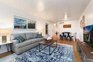 una sala de estar con un sofá y una mesa en Urban Oasis Near Old Town & PVH - Dog Friendly!, en Fort Collins