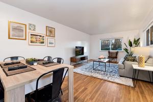 una sala de estar con una mesa y un sofá en Urban Oasis Near Old Town & PVH - Dog Friendly!, en Fort Collins