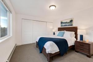 - une chambre avec un grand lit et une fenêtre dans l'établissement Comfortable Abode Near Historic Downtown, à Loveland