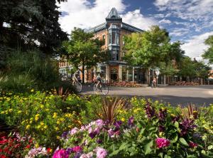 een groep mensen die fietsen door een straat met bloemen bij Comfortable Abode Near Historic Downtown in Loveland