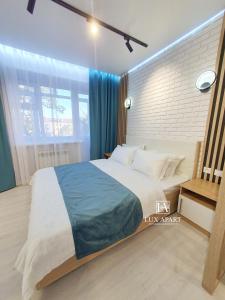 Кровать или кровати в номере Lux апартаменты в центре Караганды на 45 квартале