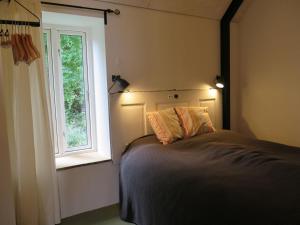sypialnia z łóżkiem i oknem w obiekcie Ferieidyl w mieście Kettinge