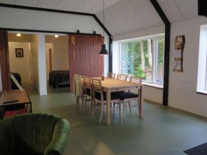 a dining room with a table and chairs at Ferieidyl in Kettinge