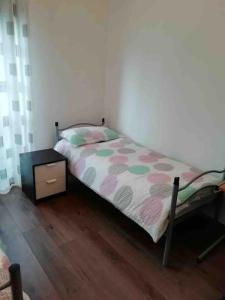 1 dormitorio con 1 cama y vestidor con 1 cama sidx sidx sidx en Grande appartamento in Centro, 4 posti letto, en Gorizia