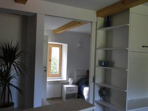 Habitación con una puerta que da a un dormitorio en Heritage Apartments Kyra & Fox in Pitve, Hvar, en Pitve