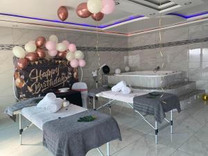 einen Partyraum mit Ballons und einem Geburtstagsschild und einer Badewanne in der Unterkunft Semeni Asante 16 in Johannesburg