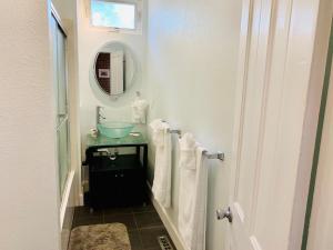 The Cottage! Chic Bungalow near Old Town Square! في فورت كولينز: حمام مع حوض ومرآة +21 صورة