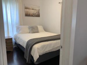 The Cottage! Chic Bungalow near Old Town Square! في فورت كولينز: سرير في غرفة صغيرة مع نافذة