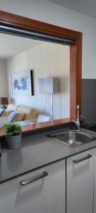 Кухня или кухненски бокс в Acogedor apartamento con terraza en Portonovo