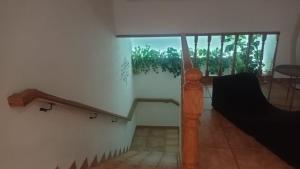 escalera en una habitación con ventana y escalera en A Morada de Julia, Acogedor apartamento en el balcón del Valle Miñor, en Pontevedra
