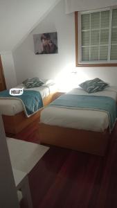 1 dormitorio con 2 camas y ventana en A Morada de Julia, Acogedor apartamento en el balcón del Valle Miñor, en Pontevedra