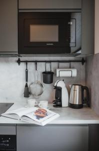 Brocēni的住宿－Rozenstein design residence，厨房柜台配有微波炉和咖啡壶