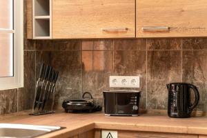 a kitchen counter with a toaster and a coffee maker at CASA POR DO SOL in Calheta