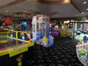 a room with two arcade games and a video game at Beautiful 2-Bed Chalet in Aberystwyth in Aberystwyth